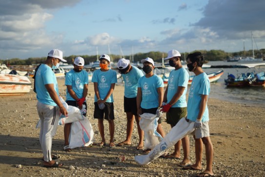 A group of volunteers waiting to clean up the beach.